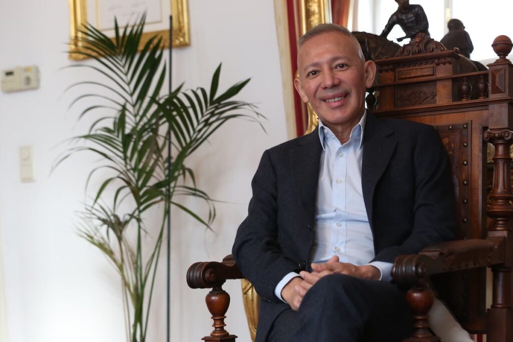 Dr. Juan Jose Rios in der Praxis in Wien